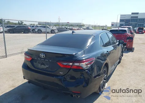 2021 Toyota Camry Se z USA, uszkodzony, nr VIN 4T1G11AK8MU560960